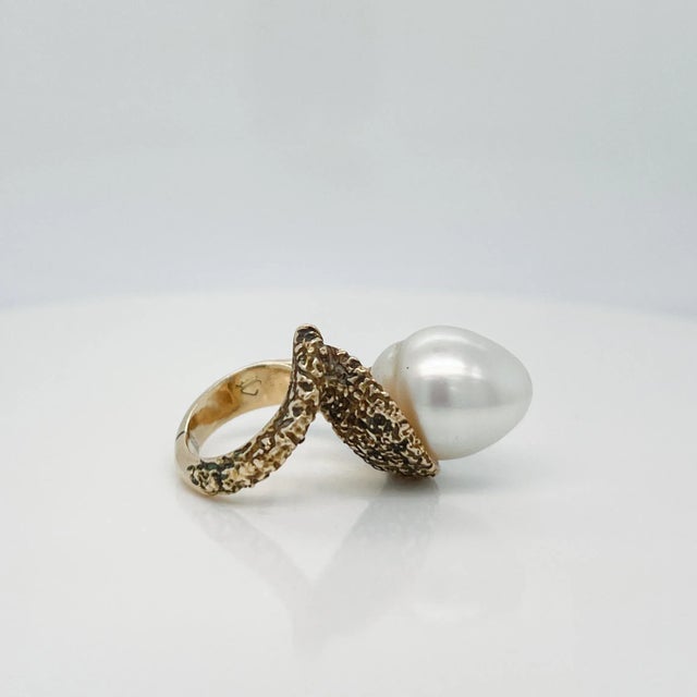 Vintage Brutalist Textured 14 Karat Yellow Gold & Baroque Pearl Cocktail Ring Size 4.5 For Sale - Image 11 of 12