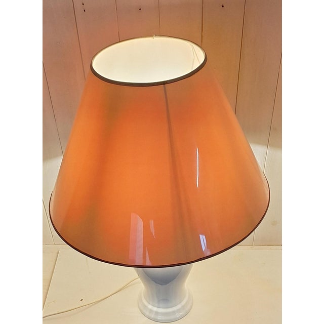 1970s Vintage Table Lamp with White Ceramic Base and Cream-Colored Lacquered Shade by Leola, 1970s For Sale - Image 5 of 8