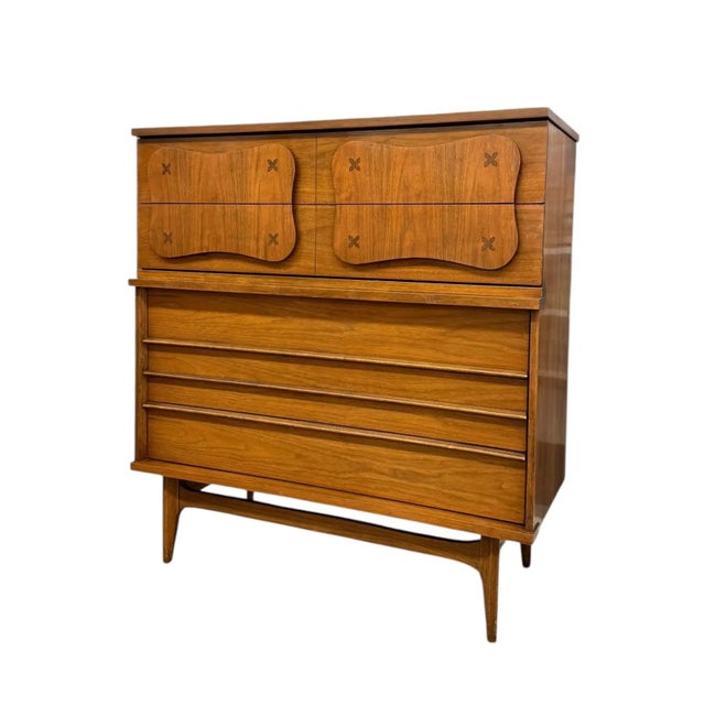 Vintage Bassett Monterey Mid-Century Modern Walnut 5-Drawer and 9-Drawer Dresser Set With Rosewood ‘X’ Inlays by Leo Jiranek Circa 1963 For Sale In Dallas - Image 6 of 11