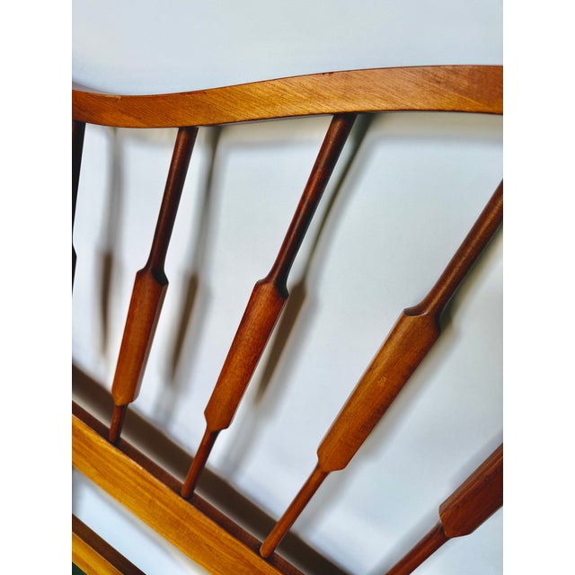 Vintage, in the style of Ethan Allen - Spindle Queen/ King Headboard (Only No Side, Rails or Footboard). This vintage...