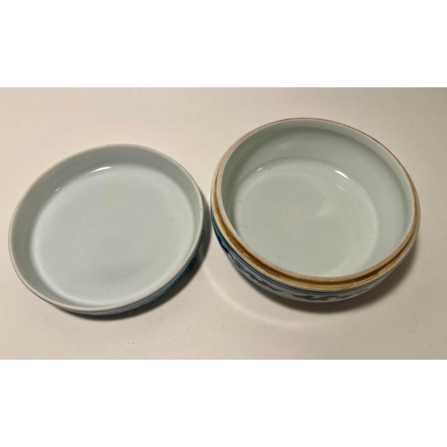 Circa 1930s Chinese Republic Blue and White Porcelain Powder Box Yongzheng Mark For Sale - Image 4 of 9