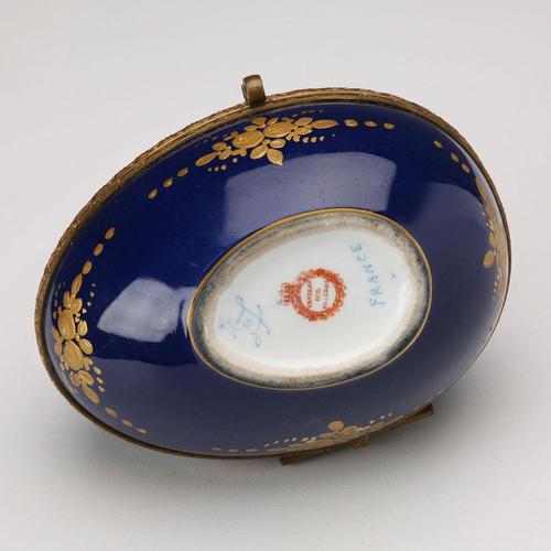 Sèvres Porcelain Jewelry Box from Chateau des Tuileries For Sale - Image 4 of 10