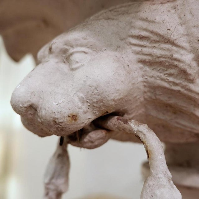 19th century cast iron basin, lion head handles Wear consistent with age and use Beautiful 19th century cast iron basin,...