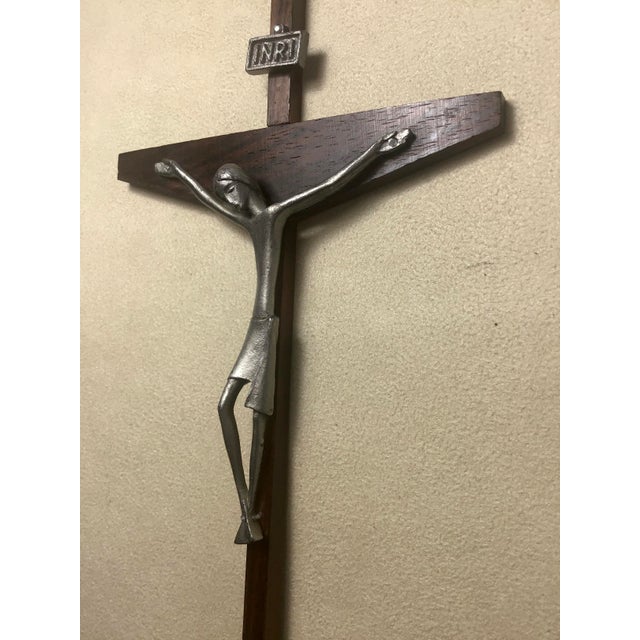Brown Mid Century Modern Crucifix in Teak and Silver Tone Metal, Italy For Sale - Image 8 of 8