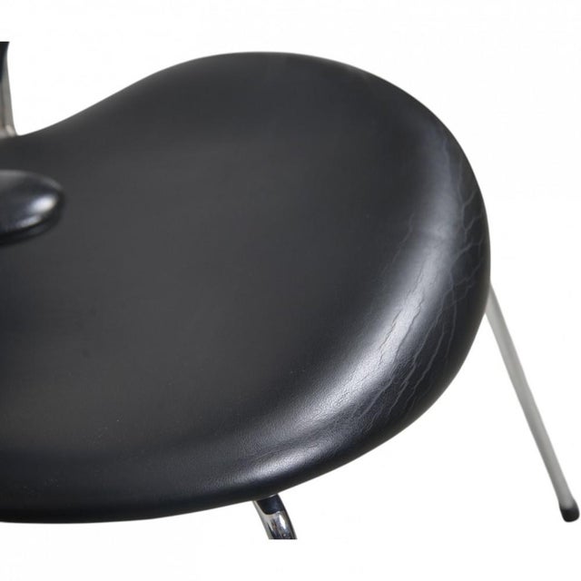 Seven Armchairs in Black Leather by Arne Jacobsen, 1990s, Set of 5 For Sale - Image 4 of 18