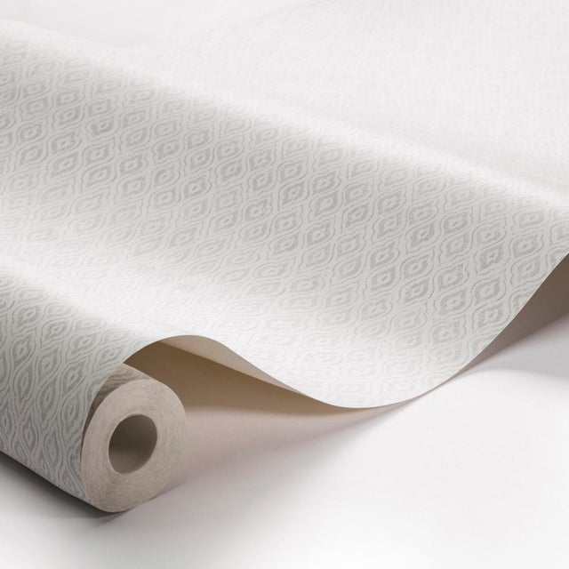 Jaipur Linen in grey was inspired by an intricate pattern found in 16th-century Swedish ceramics. This chic wallcovering...