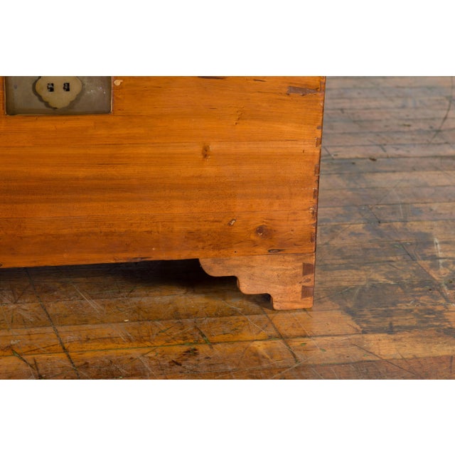 Early 20th Century Chinese Late Qing Dynasty Pine Chest with Brass Hardware and Bracket Feet For Sale - Image 9 of 13