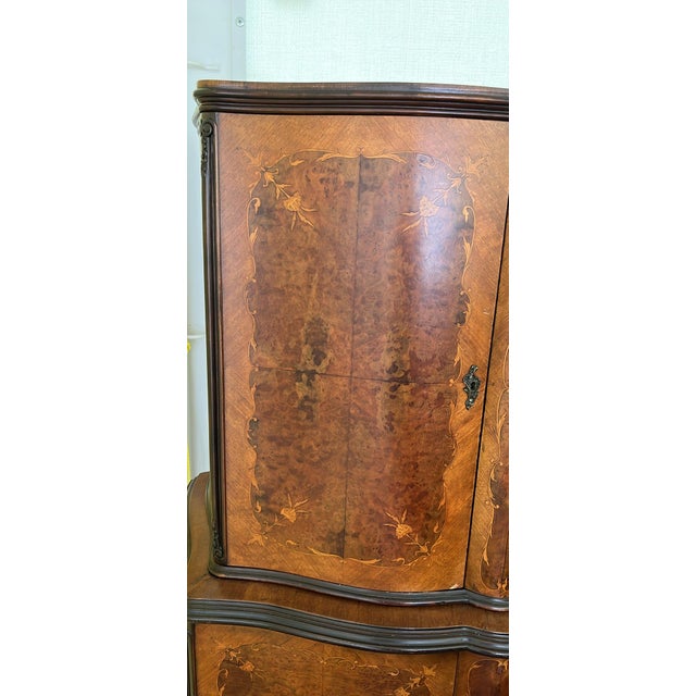 Mid 20th Century Italian Burl Walnut Marquetry Two-Piece Cabinet | Venetian Style | Serpentine Front For Sale - Image 4 of 5