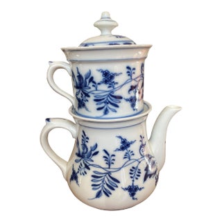 Antique Thun 1794 (Tk) Czech Blue Onion Stackable Teapot With Tea Diffuser, Circa 1900 For Sale