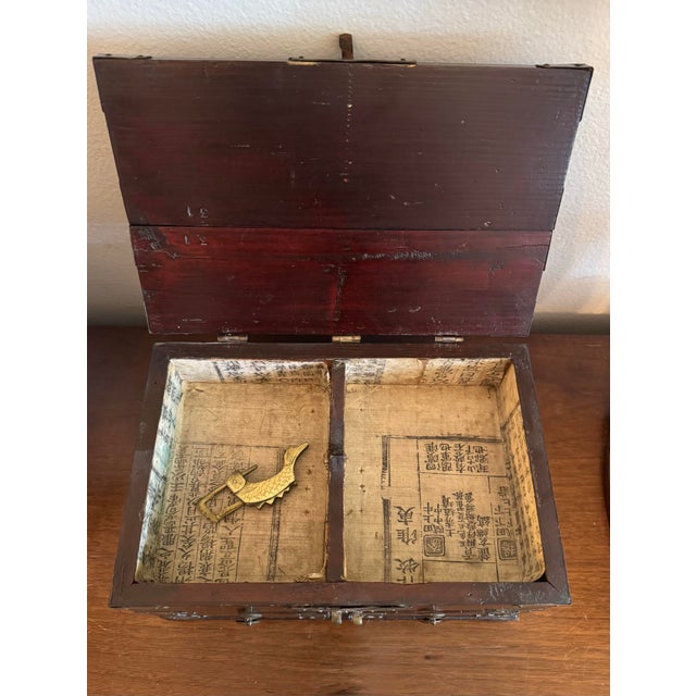 Chinoiserie Mid 20th Century Vintage Chinoiserie Lacquered Wooden Jewelry Box Adorned With Brass Hinges & Koi Fish Latch For Sale - Image 3 of 12