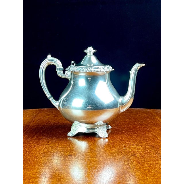 International Silver Mid 20th Century 1881 Wm. Rogers "Glenrose" 6 - Piece Master Tea & Coffee Service With Webster Wilcox "Joanne" Tray For Sale - Image 4 of 12