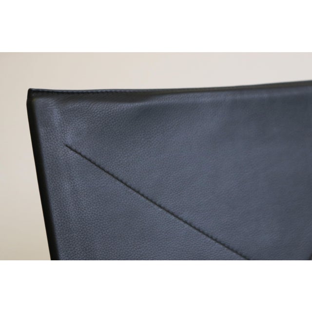 Experience the perfect blend of minimalist beauty and timeless elegance with the PK22 lounge chairs, designed by Poul...