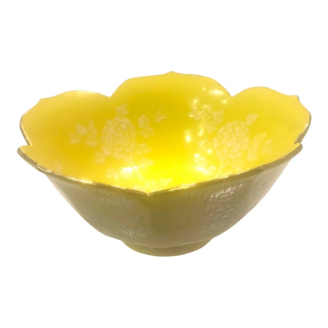 Mid 20th Century Chinoiserie Yellow Lotus Shaped Bowl With Gold Trim For Sale