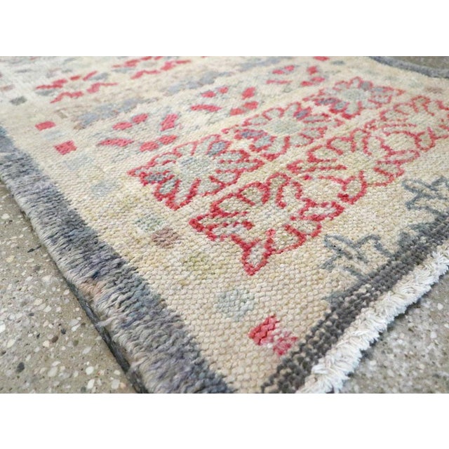 Galerie Shabab Collection Mid-20th Century Turkish Anatolian Throw Rug For Sale In New York - Image 6 of 7