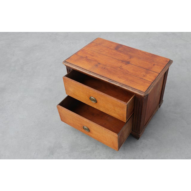 19th Century French Louis XVI Oak Commode with Fluted Corner Posts and Brass Handles, 1800 For Sale - Image 5 of 12