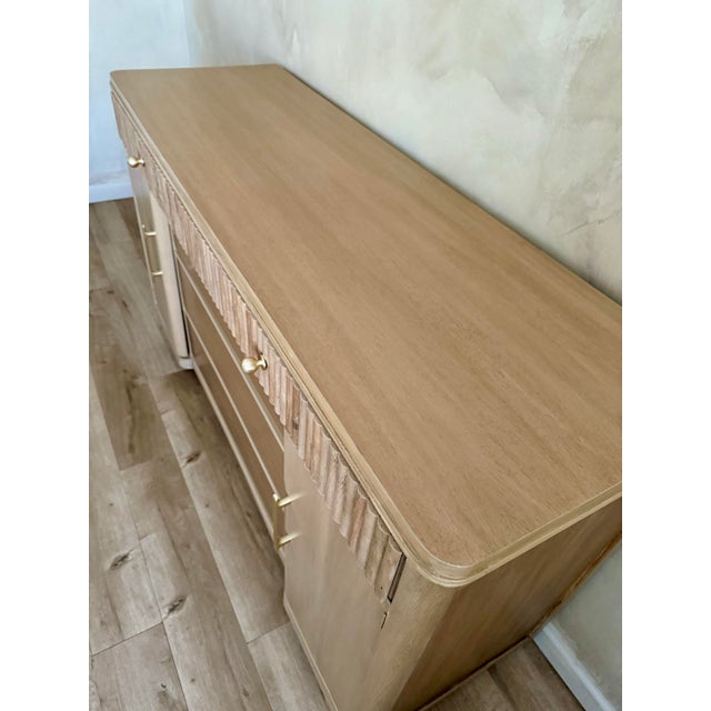 Mid-Century Modern 1940s Modern Fluted Dresser – Vintage Art Deco Dresser in Two-Tone Light Wood With Brushed Brass Hardware For Sale - Image 3 of 7
