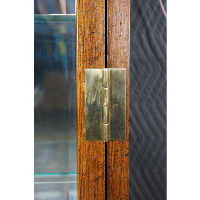 Wood Mid Century Henredon Scene One Oak Campaign Curio Display Cabinet Vitrine 1979 For Sale - Image 7 of 18