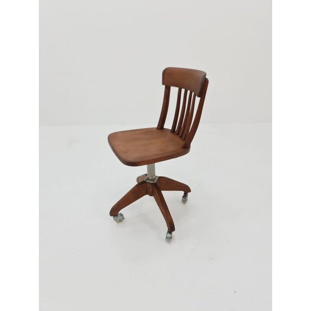 Bauhaus swivel office chair in solid wood 1930s The chair is in good condition Measurements: Height : 82 cm Width: 41 cm...