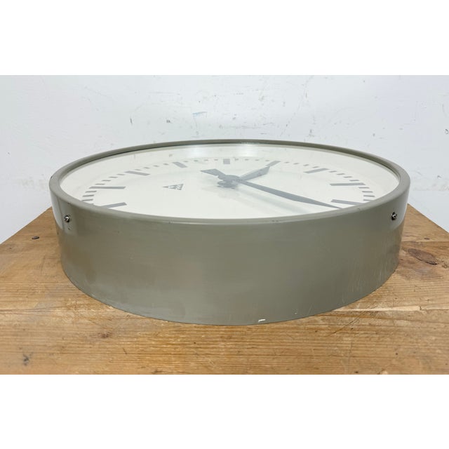 Large Industrial Grey Factory Wall Clock from Pragotron, 1960s For Sale - Image 14 of 16