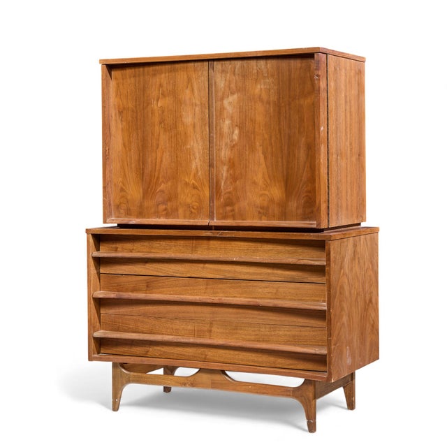 Mid-Century Modern Young Manufacturing Mid Century Highboy Dresser For Sale - Image 3 of 8