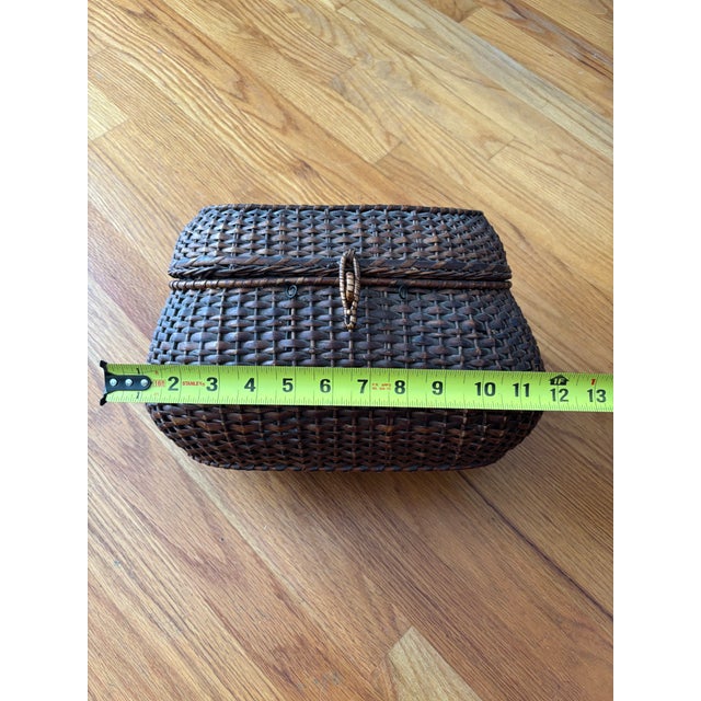 Brown Vintage Hand-Woven Amish Kavli Wicker Storage Basket With Lid For Sale - Image 8 of 9