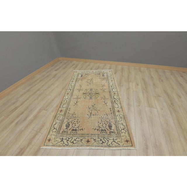 Mid 20th Century Beige Floral Area Rug For Sale - Image 13 of 13