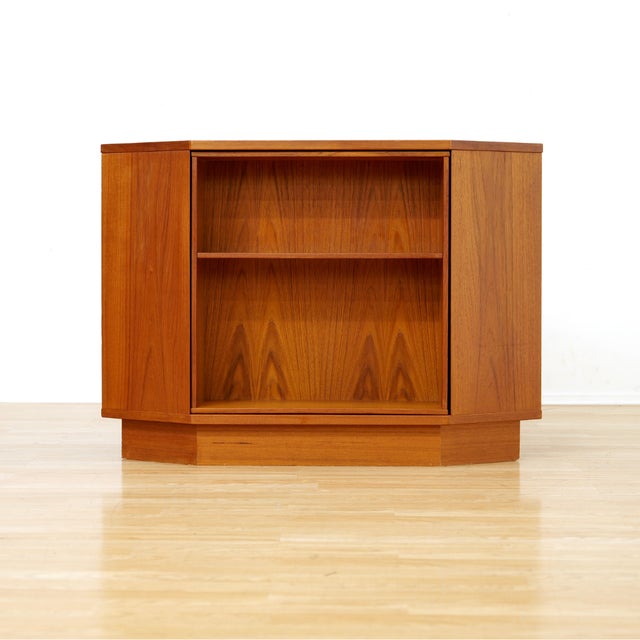 Vildbjerg Møbelfabrik 1960s Danish Modern Revolving Corner Bar in Teak by Vildbjerg Mobelfabrik For Sale - Image 4 of 18