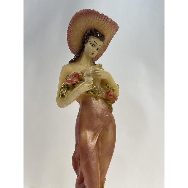 Beautiful marble dust statuette depicting a woman with hat and bouquet of flowers. Excellent furnishing object.