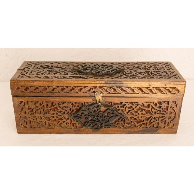 Openwork teak box made in India at the end of the 19th century. The interior is lined with velvet. Over the course of its...