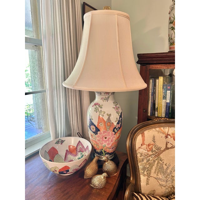 Chinoiserie Vintage Tobacco Leaf Chinoiserie Porcelain Lamp With Double Happiness Finial and Ming Style Base - Shade Included For Sale - Image 3 of 12