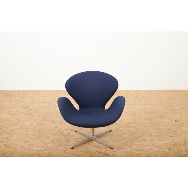 Swan Chair in Cast Aluminum Frame by Arne Jacobsen, 2001, in Good conditions. Designed 1950 to 1959 This piece has an...