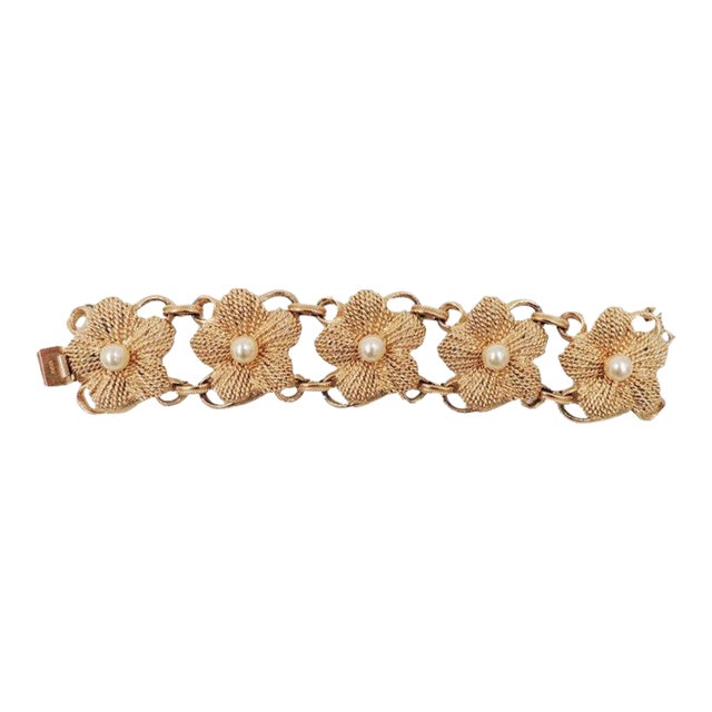 Vintage 1950s Signed Napier Goldtone Faux-Pearl Flower Link Bracelet For Sale