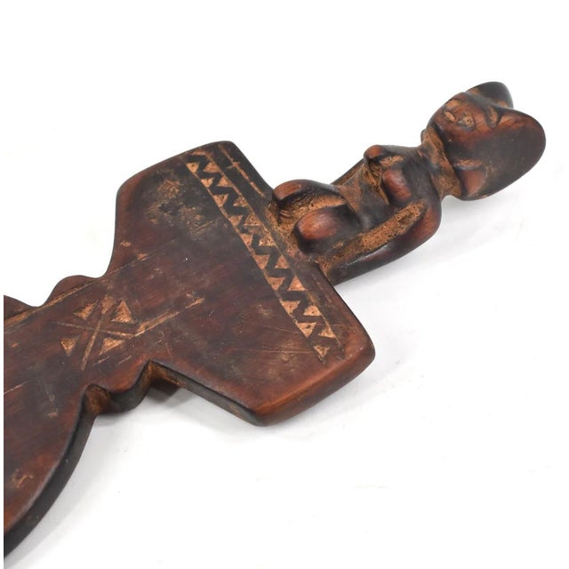 African Early 20th Century Nyamwezi Mwana Hiti Figural Comb Tanzania For Sale - Image 3 of 7