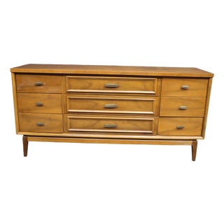 Attributed to Broyhill Mid-Century Modern Walnut Nine-Drawer Dresser For Sale