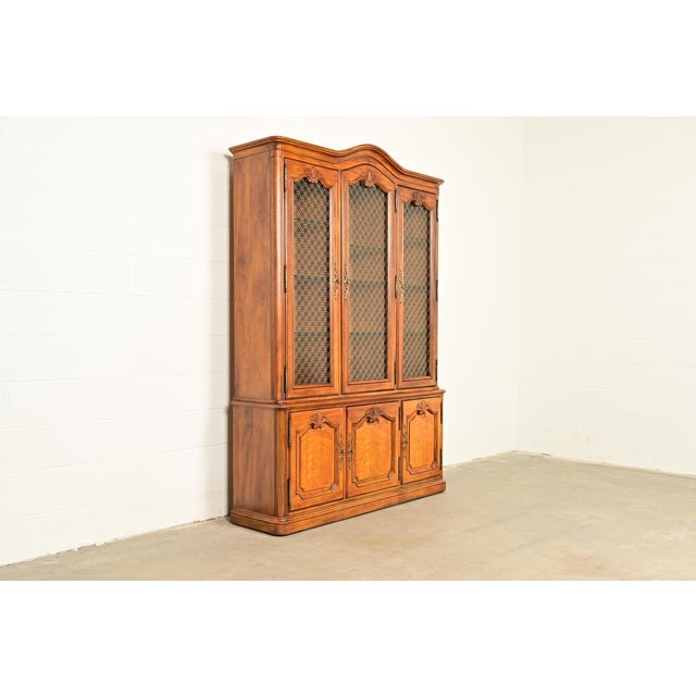 Henredon Henredon French Provincial Louis XV Carved Walnut Lighted Breakfront Bookcase Cabinet, Circa 1970s For Sale - Image 4 of 17