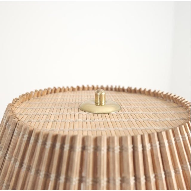 1950s Large Mid-Century Modern Valinte Table Lamp in Brass & Rattan For Sale - Image 4 of 6