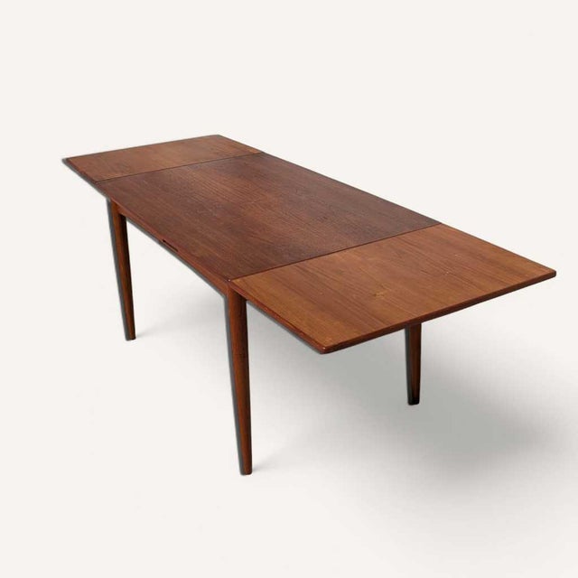 An elegant 1960s Danish modern extension dining table by Skovmand & Andersen for Moreddi, designed to move from an...