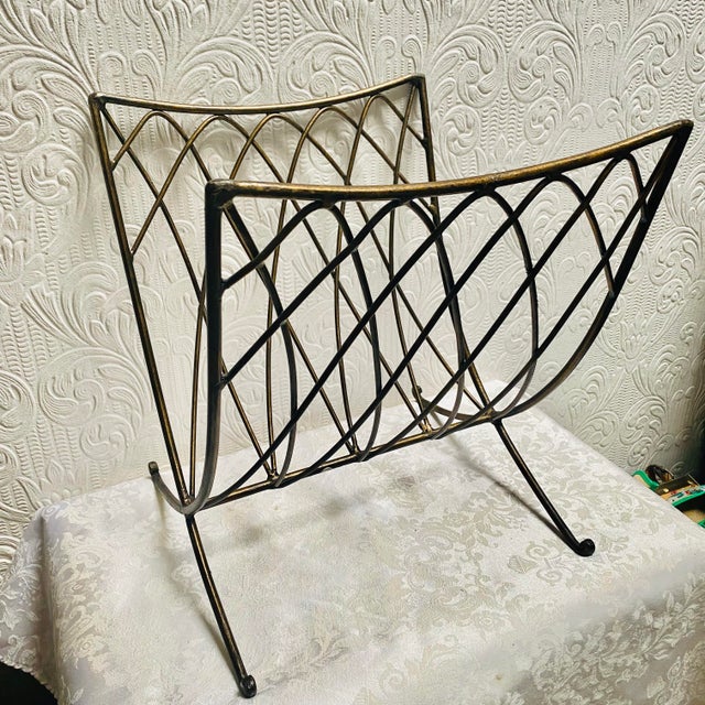 Mid-Century Modern 1960s Vintage Mid-Century Modern Mid Century Modern Atomic Gold Metal Magazine Rack For Sale - Image 3 of 8