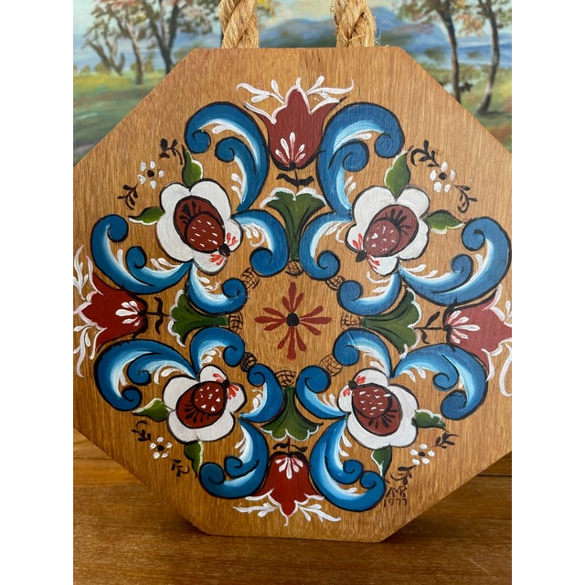 1977 Hand Painted Norwegian Rosemaling Wall Plaque With Rope Handle - Signed Folk Art. For Sale - Image 4 of 8