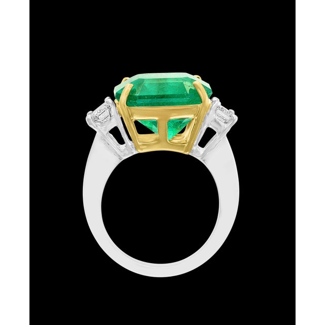 Contemporary AGL Certified 10.25 Ct Colombian Emerald & Diamond 18 Kt Gold Two-Tone Ring For Sale - Image 3 of 18
