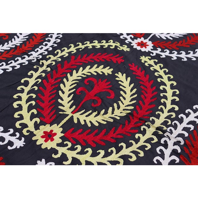 1920s Vintage Hand-Embroidered Suzani Wall Hanging, Uzbekistan, 1920s For Sale - Image 5 of 18