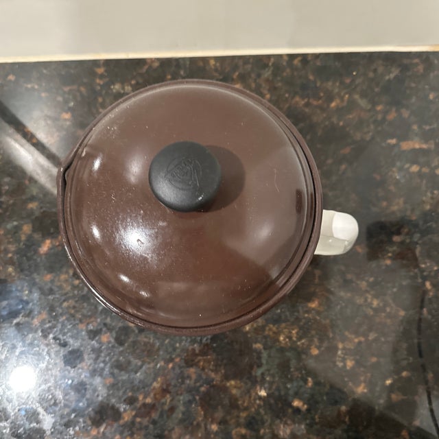 This is a wonderful pot. That’s still functional. It has been used as scenein fotos. farms style type mid-century decor. I...