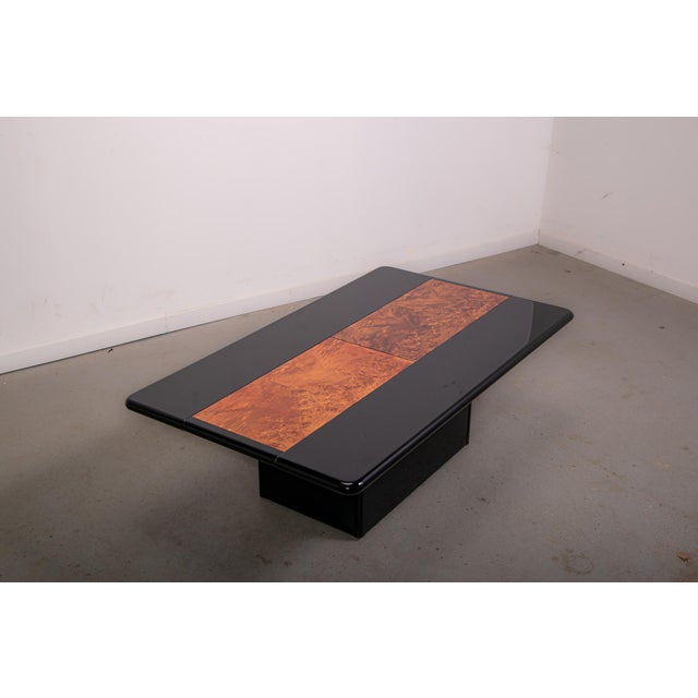 Hidden bar coffee table made in Italy in the 1980’s. made from High gloss laquer and burl veneer. In very good condition...