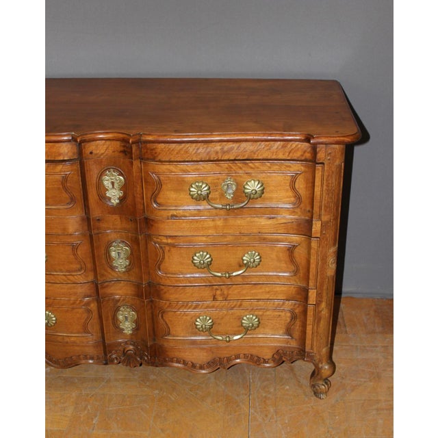 Louis XV Style Commode in Walnut and Cherry Wood, 1700s For Sale - Image 3 of 17
