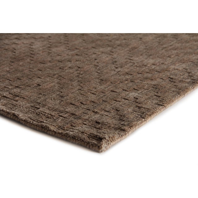 An everlasting classic! The sharp angles of the textured chevron pattern create the sleek, geometric motif of the beloved...