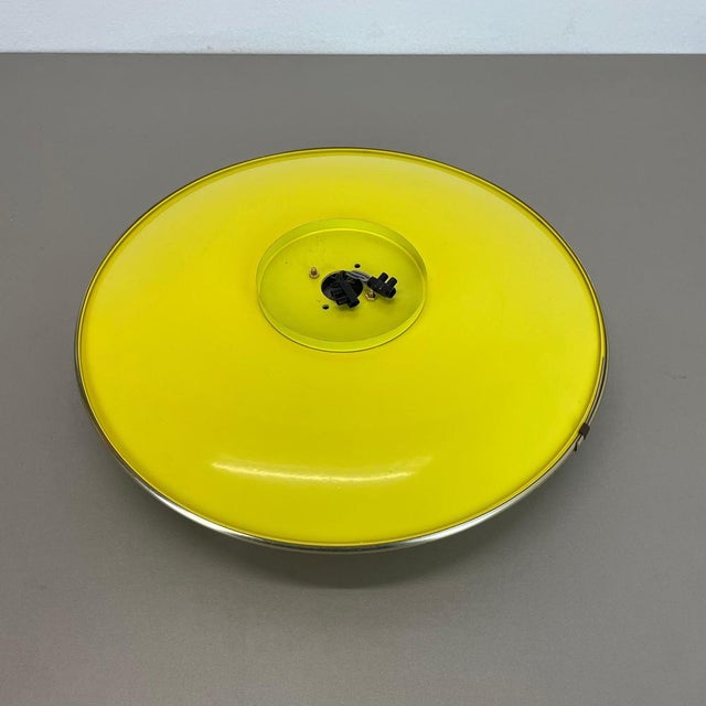 Theatre Wall Light in Brass + Yellow in the style of Stilnovo by Gio Ponti, Italy, 1950s For Sale - Image 18 of 18