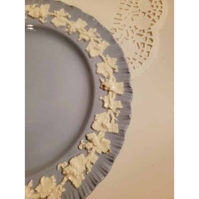Ceramic 1950s Wedgwood Etruria Cream on Blue Embossed Queensware 8" Salad Plate Barlaston, Lavendar on Cream Shell Ribbed Edge Pattern For Sale - Image 7 of 7