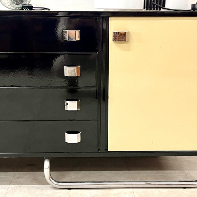 Mid-Century Modern Vintage Lacquered Sideboard by Guido Faleschini for I 4 Mariani, 1970s For Sale - Image 3 of 15