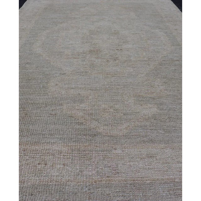 Tribal Modern Oushak With Off Gray Background With a Large Tribal Medallion in Cream For Sale - Image 3 of 9