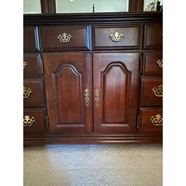 Late 20th Century Broyhill Premier "Ethan Allen Style" Cherry Wood Triple Dresser & Triptych Split Swan-Neck Pediment Top Mirror Mint Condition For Sale - Image 13 of 18